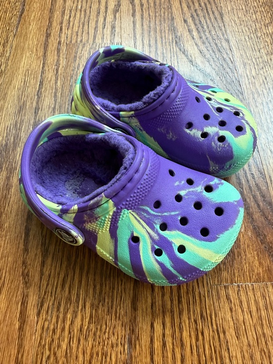 CROCS Other - CROCS Fleece-Lined Clogs in Purple and Mint Swirl C5